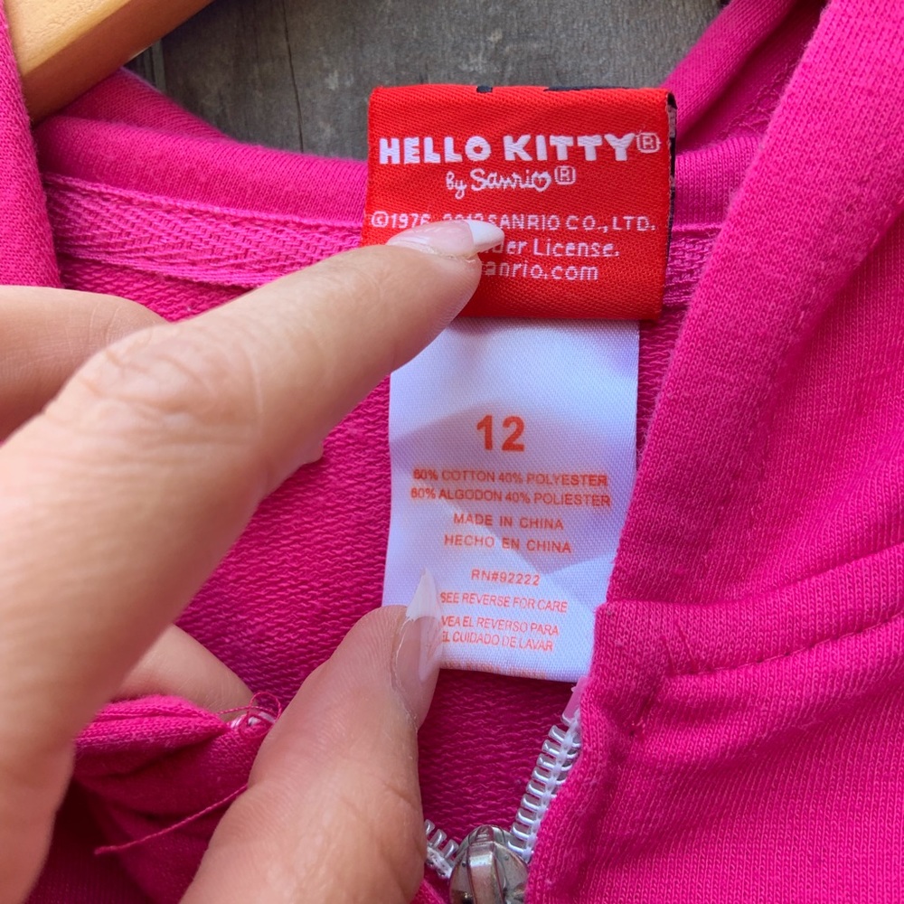 A hello kitty sweater - Picture 2 of 5